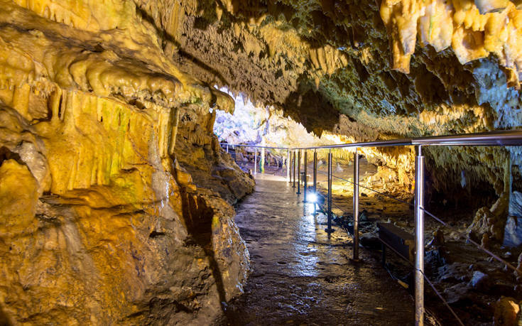 Φωτογραφίες που εντυπωσιάζουν από τρία σπήλαια της χώρας