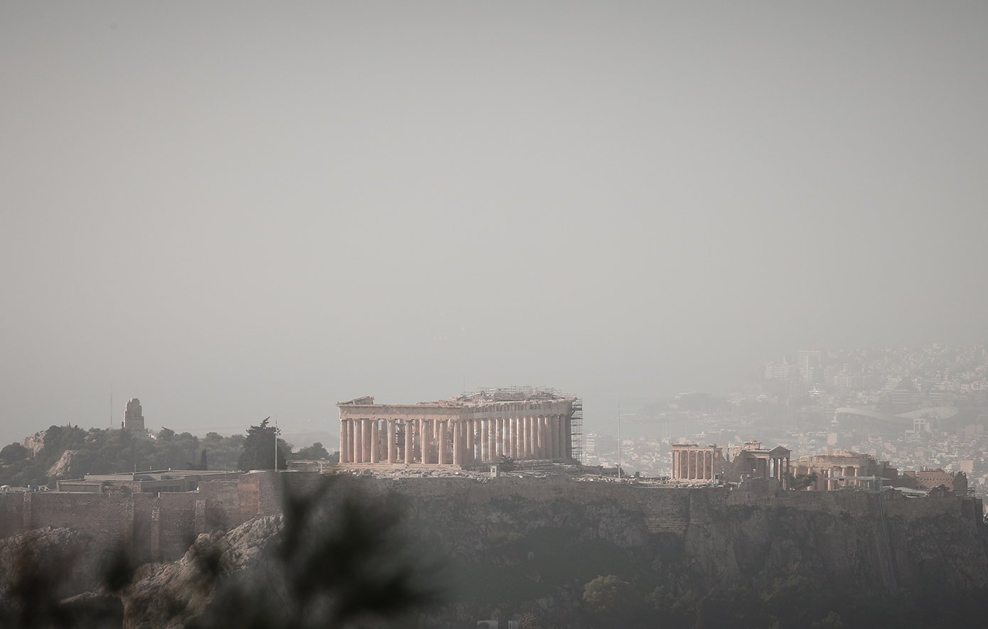 «Κοκτέιλ» ζέστης, αφρικανικής σκόνης και νοτιάδων, αποπνικτική ατμόσφαιρα στην Αττική, 28άρια στην Κρήτη &#8211; Δείτε χάρτες