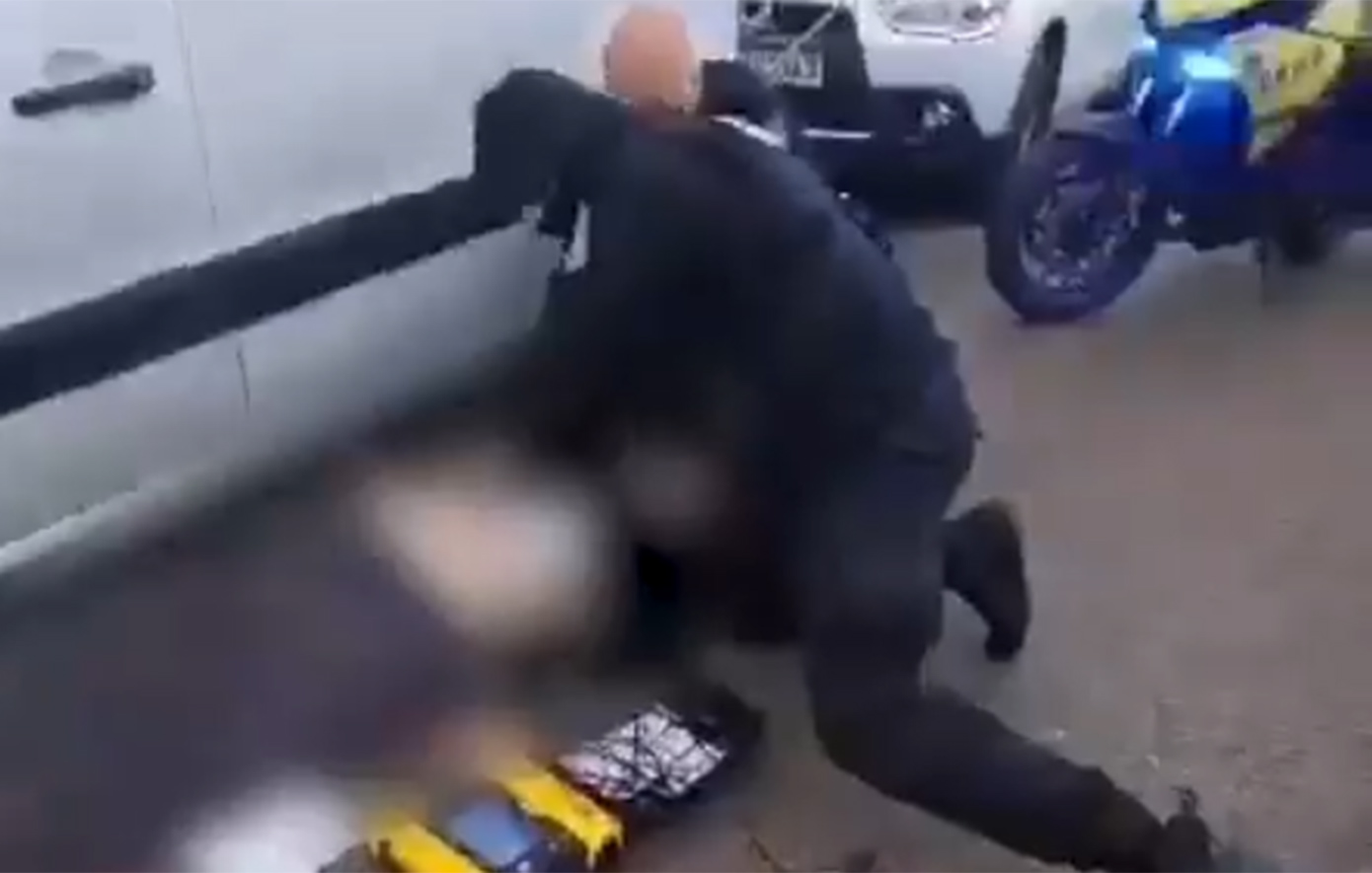 Συγκλονιστικό βίντεο &#8211; Οι δραματικές προσπάθειες αστυνομικών για να σώσουν άνδρα που έπαθε έμφραγμα στη Γλυφάδα